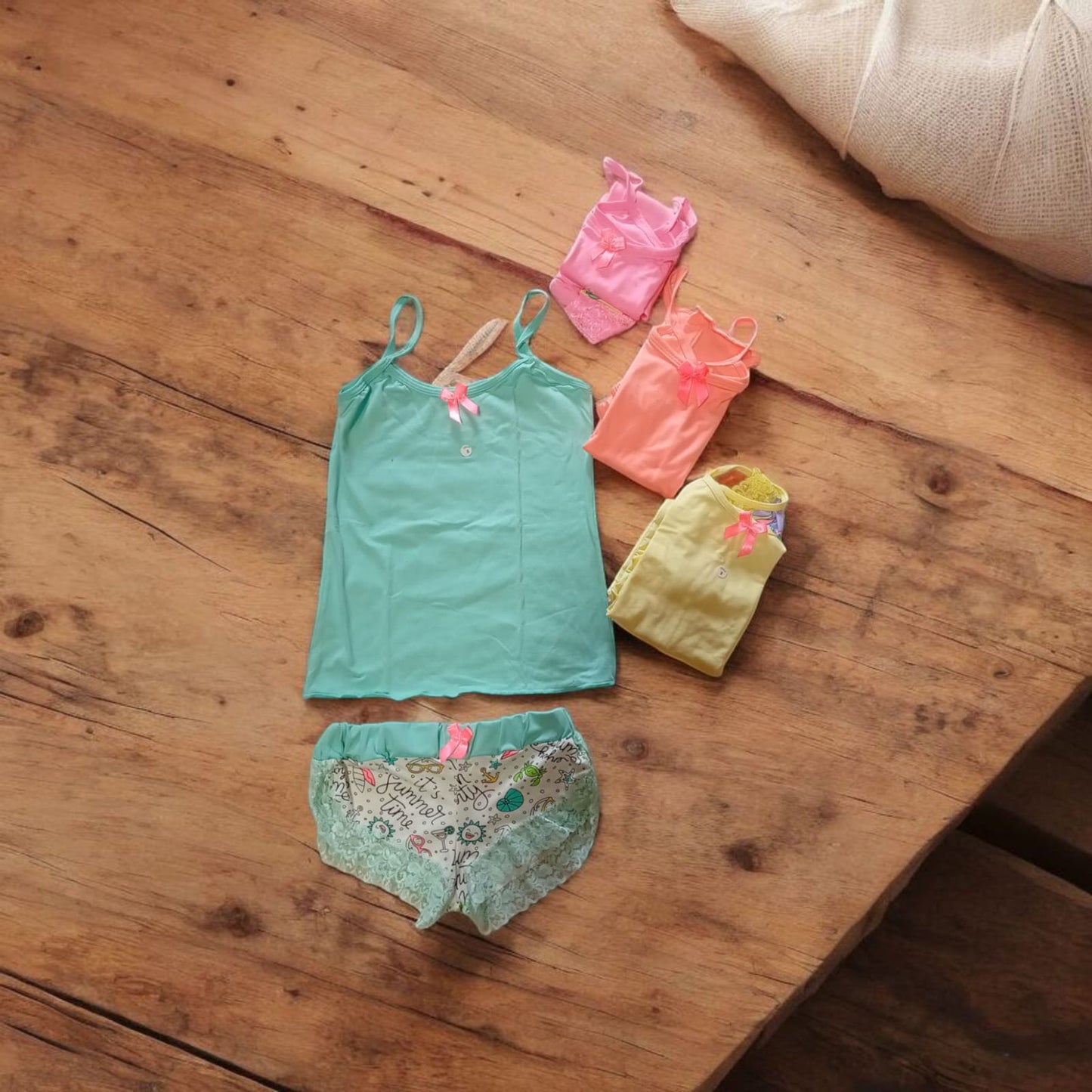 Pijama cachetero con blusa de tirantes