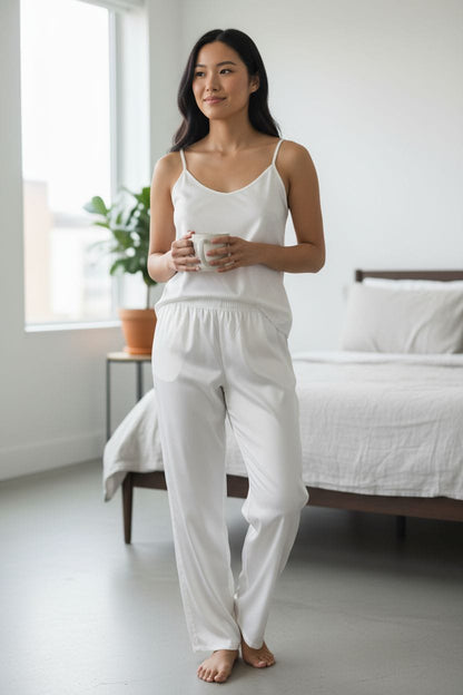 Pijamas en satín (pantalón y blusa con tirantes)