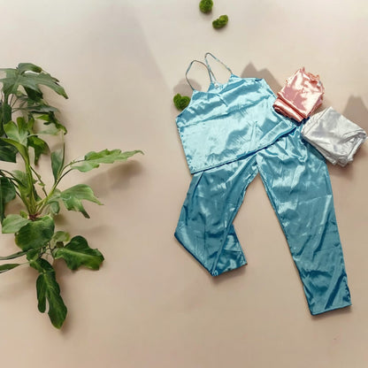Pijamas en satín (pantalón y blusa con tirantes)