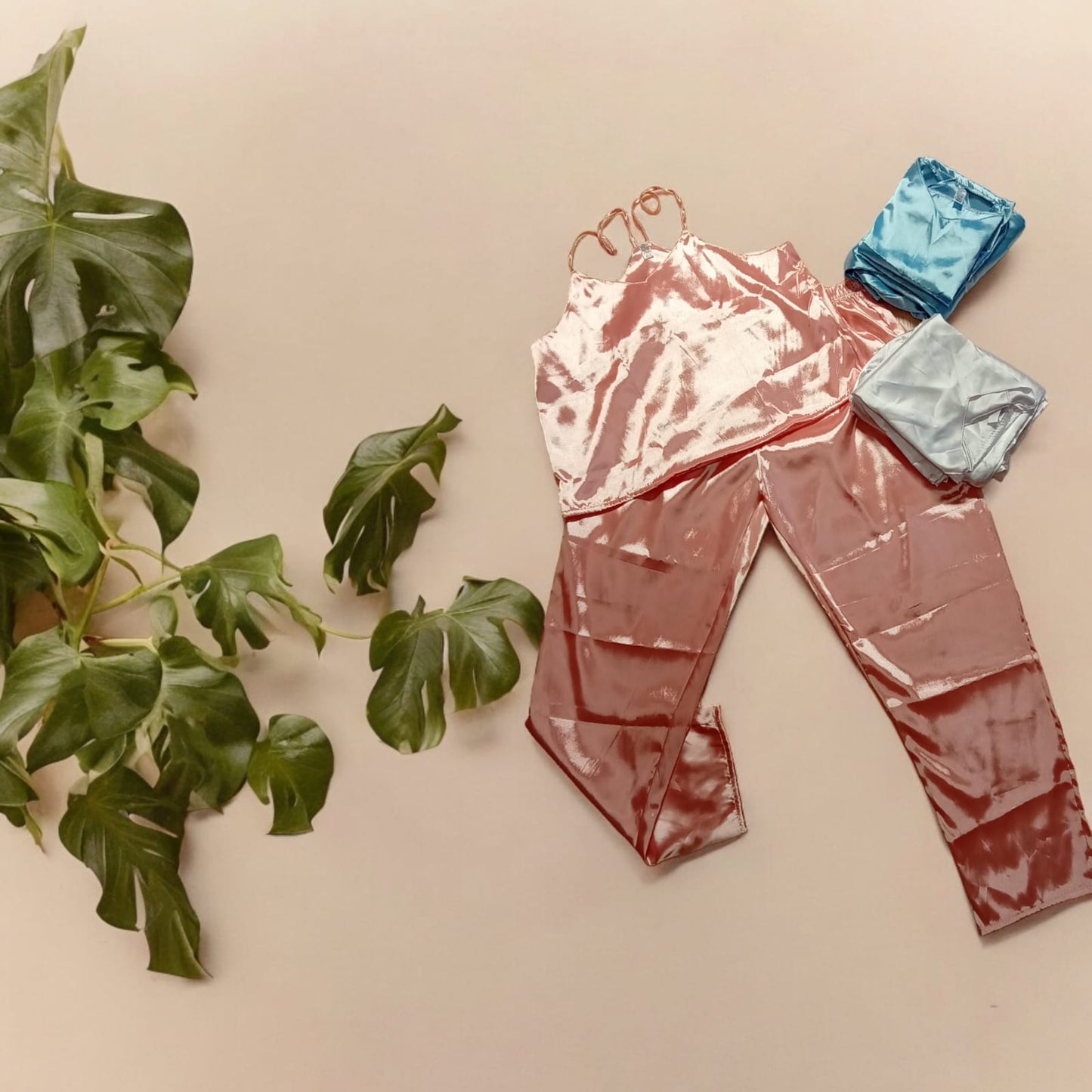 Pijamas en satín (pantalón y blusa con tirantes)