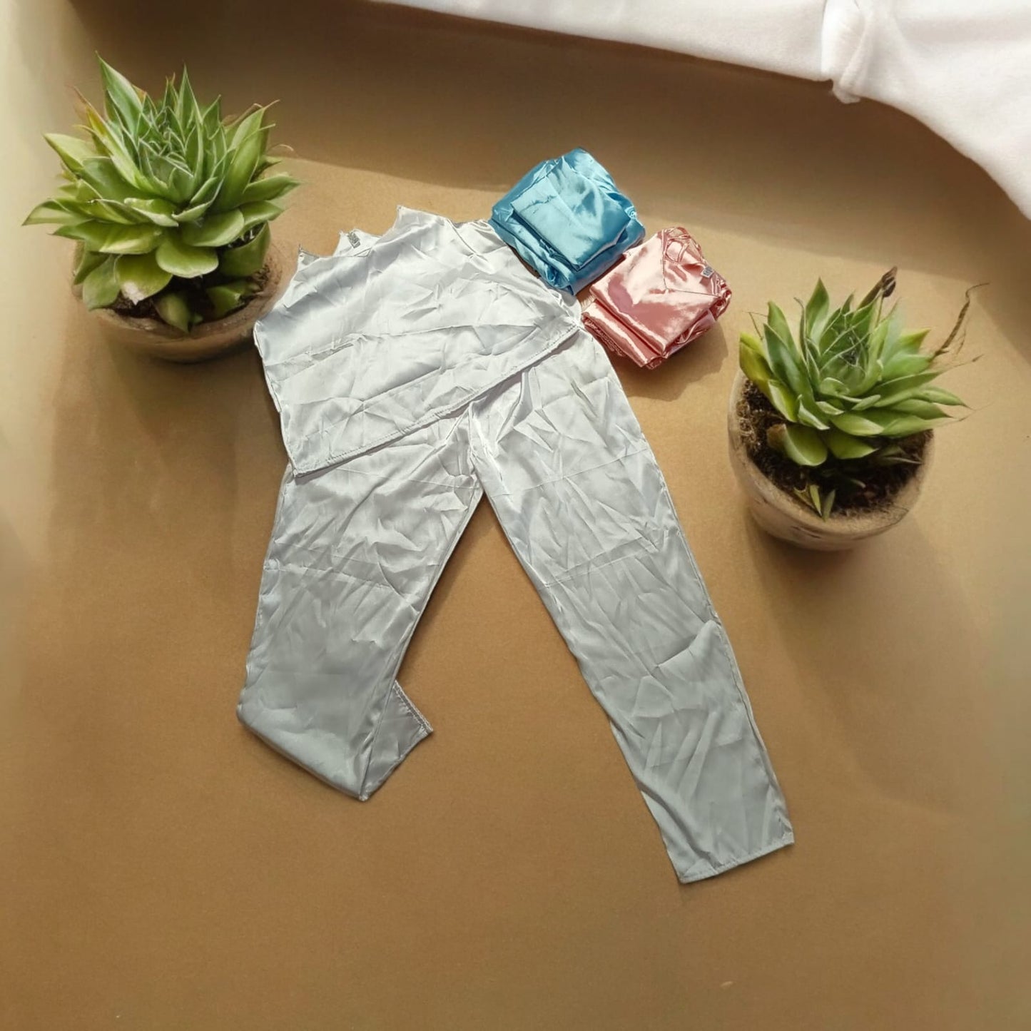 Pijamas en satín (pantalón y blusa con tirantes)