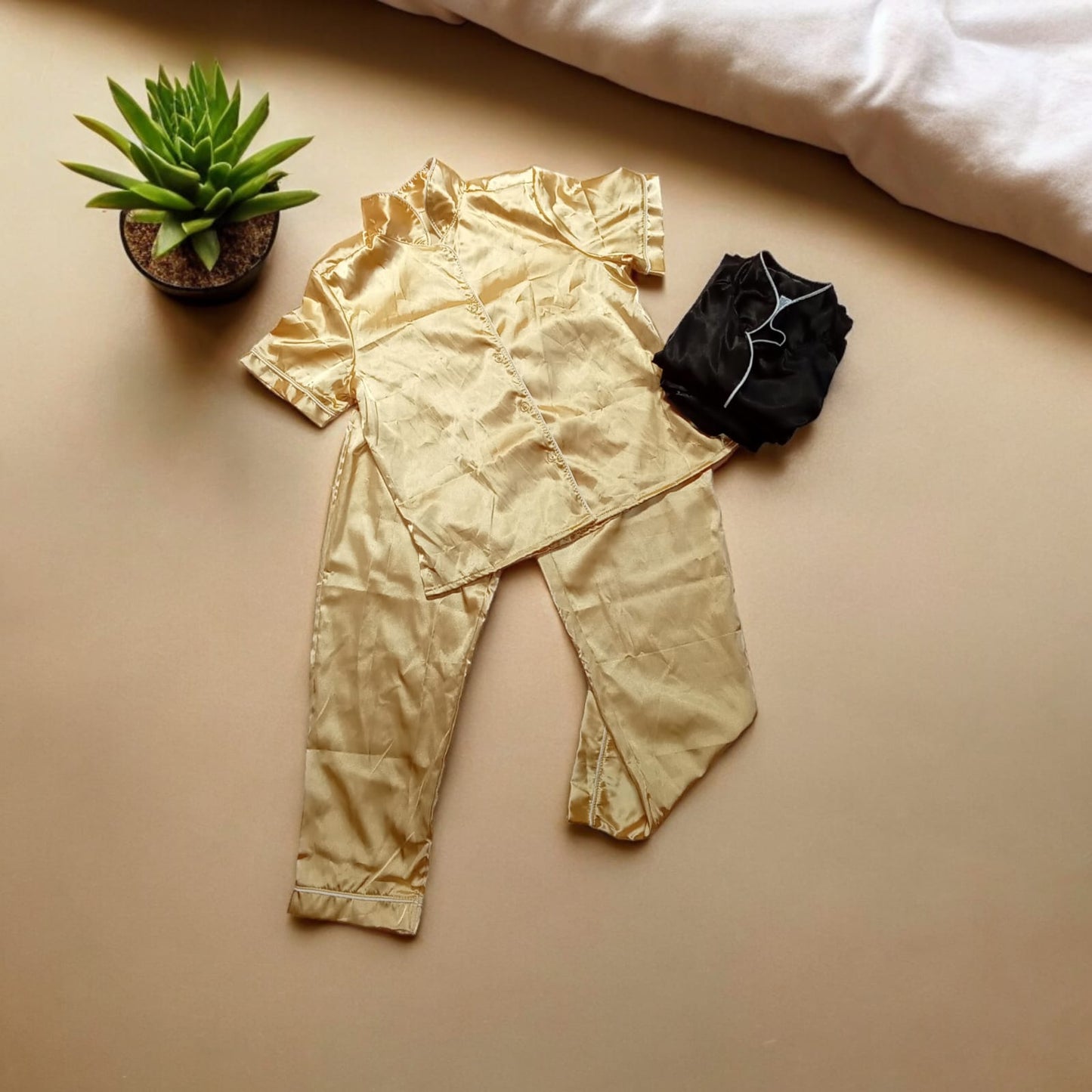 Pijamas en satín (pantalón y blusa con manga)