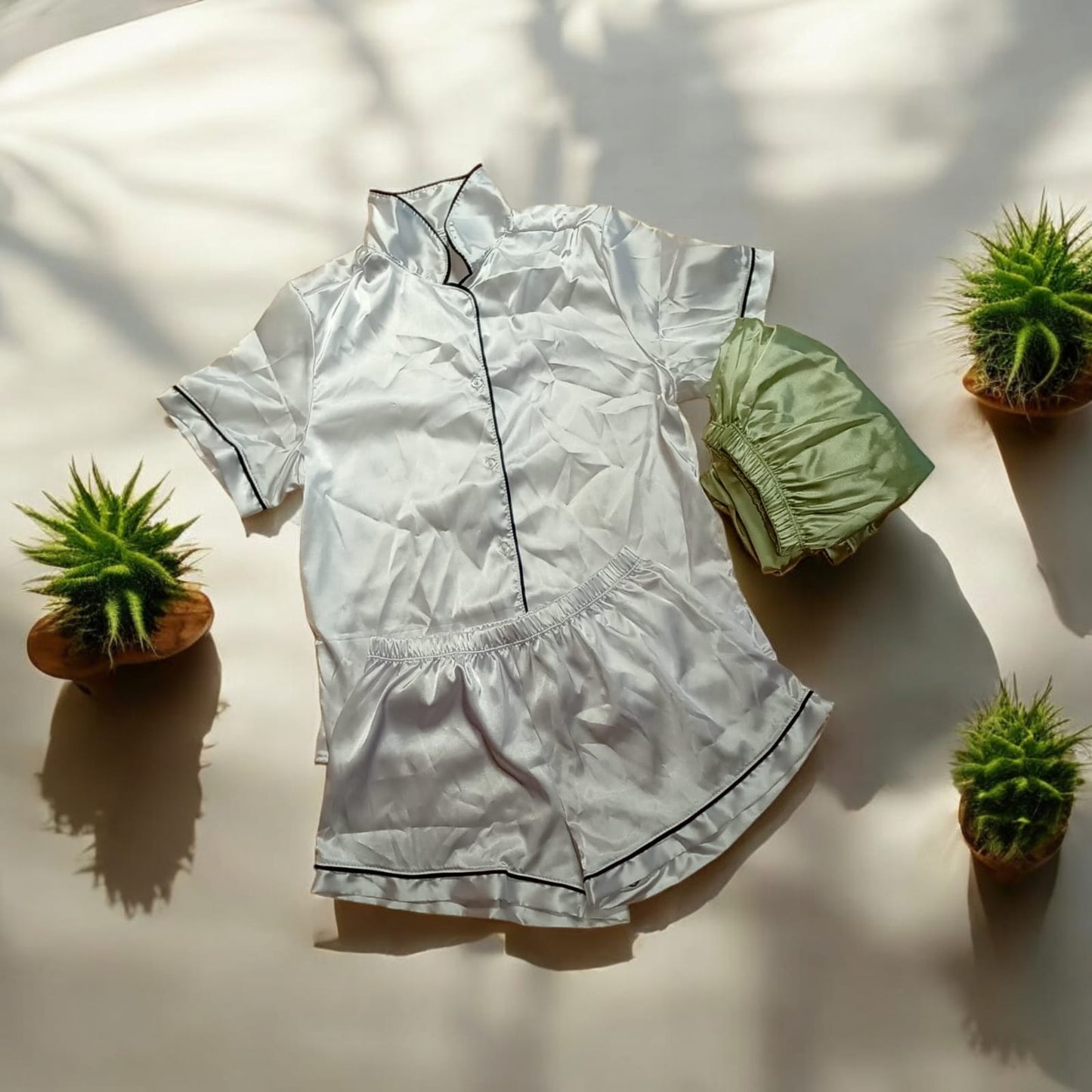 Pijamas en satín (short y blusa con manga)