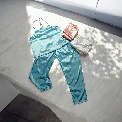 Pijamas en satín (pantalón y blusa con tirantes)