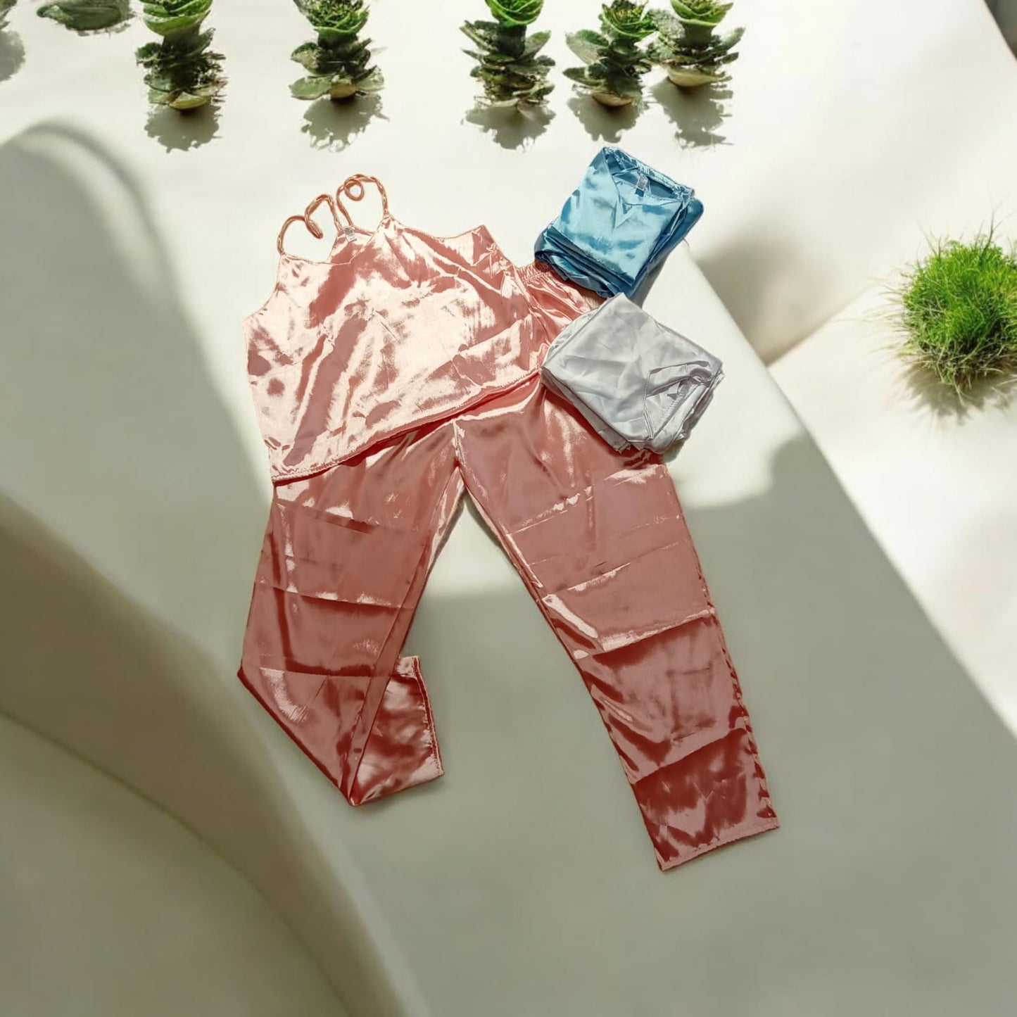 Pijamas en satín (pantalón y blusa con tirantes)