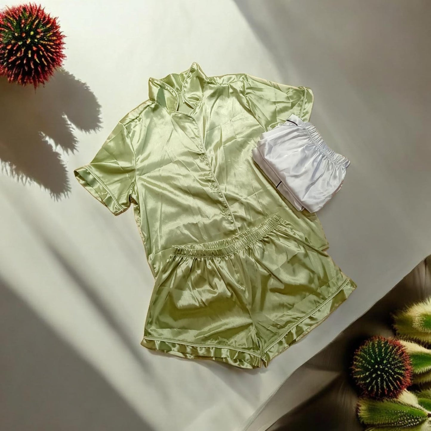 Pijamas en satín (short y blusa con manga)