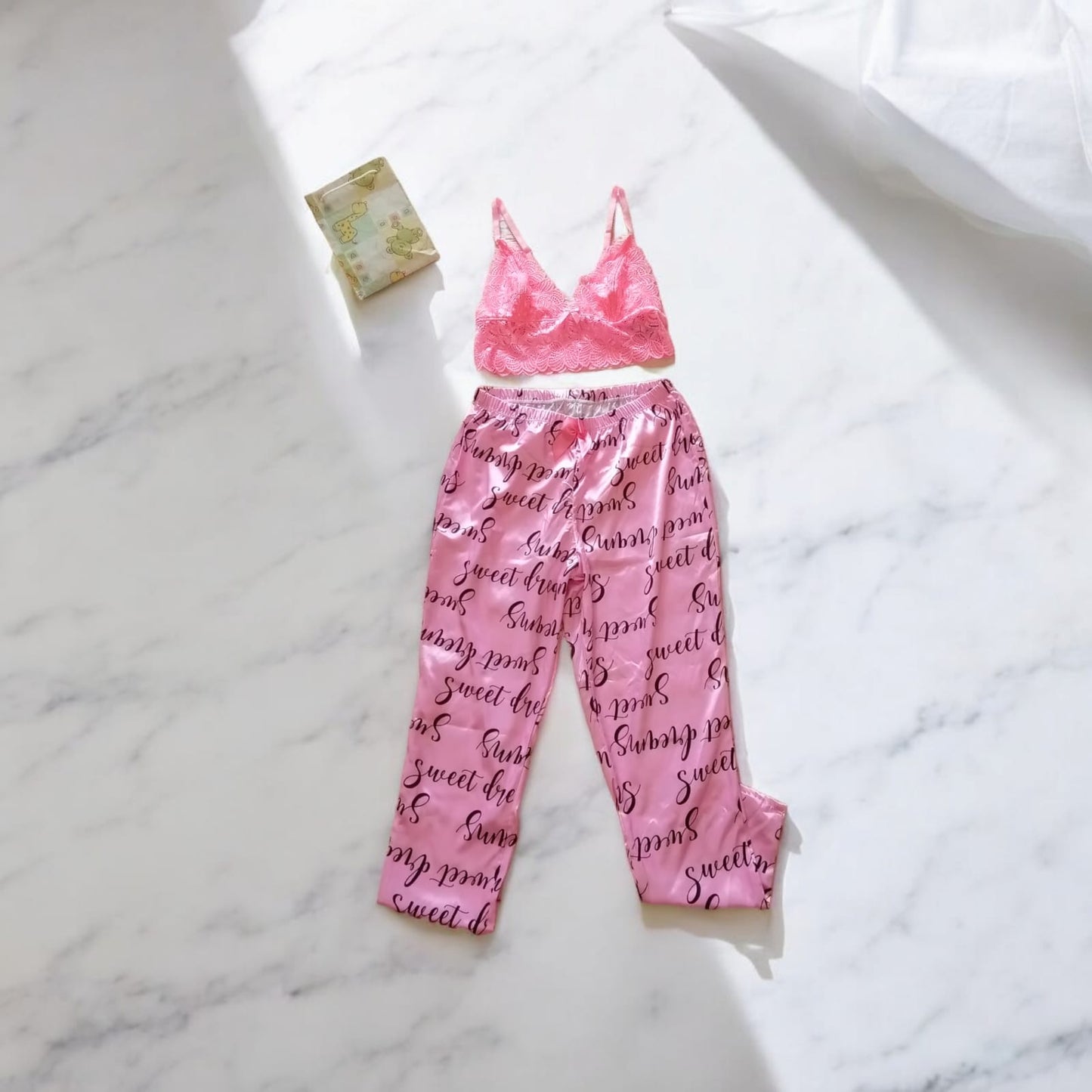 Pijama con pantalón satín y top de encaje