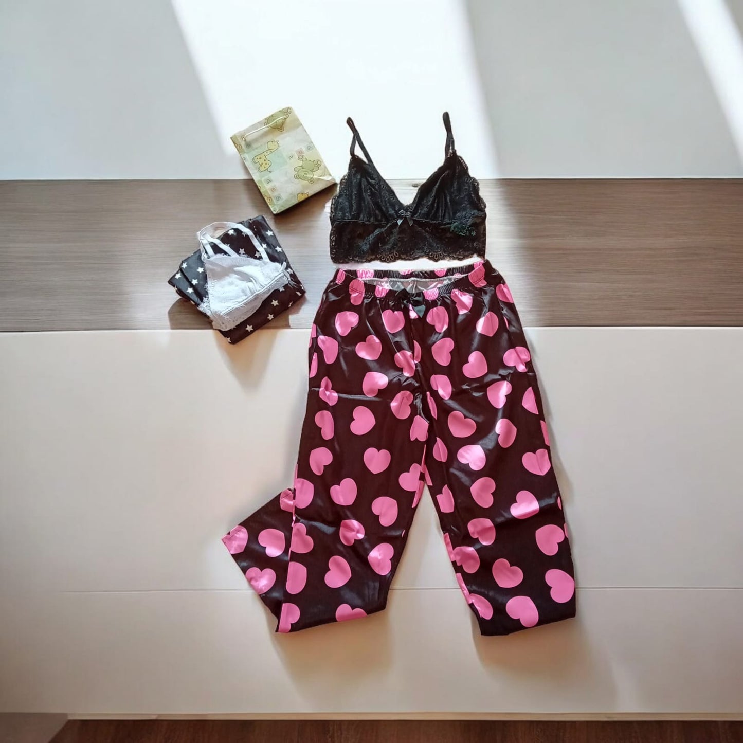 Pijama con pantalón satín y top de encaje