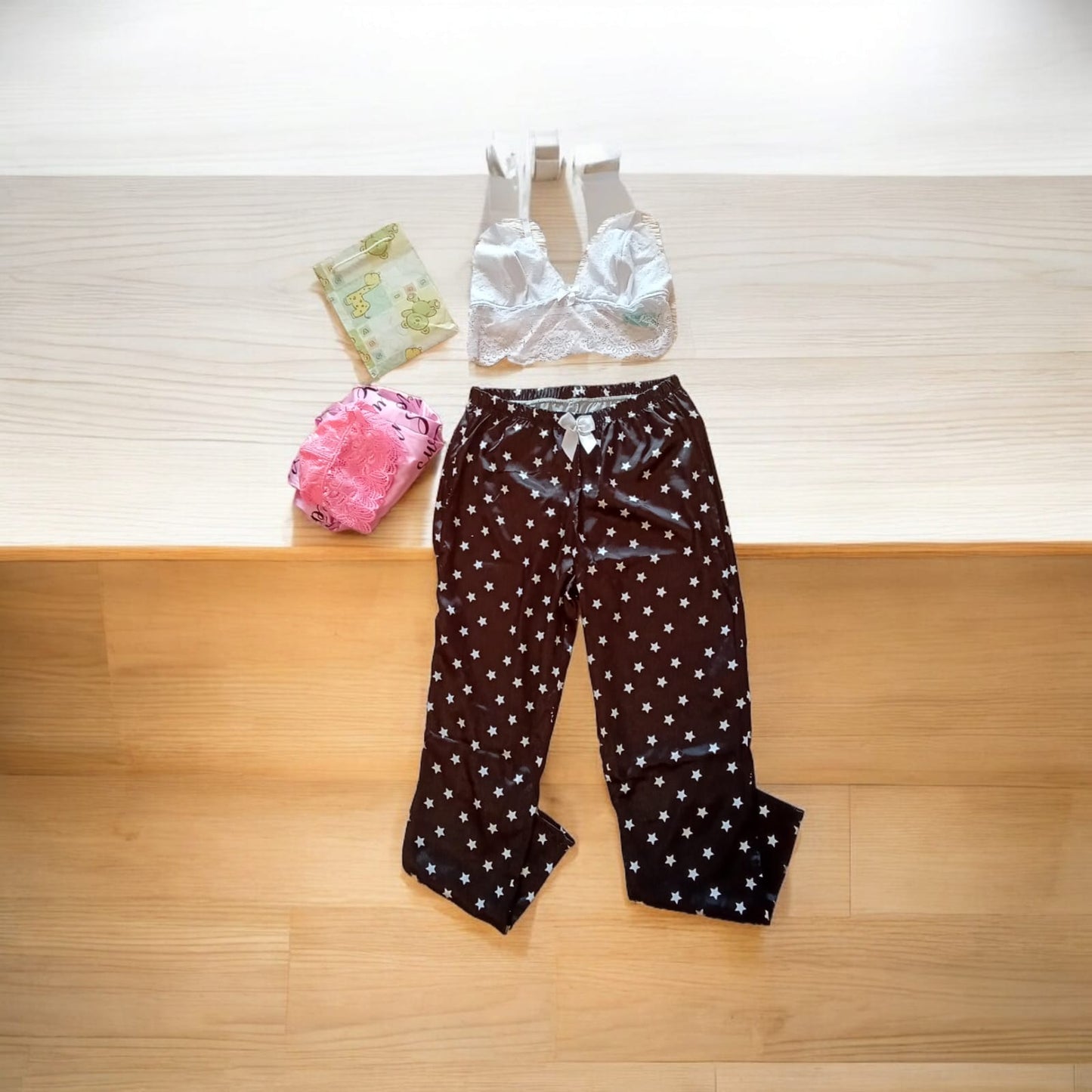 Pijama con pantalón satín y top de encaje