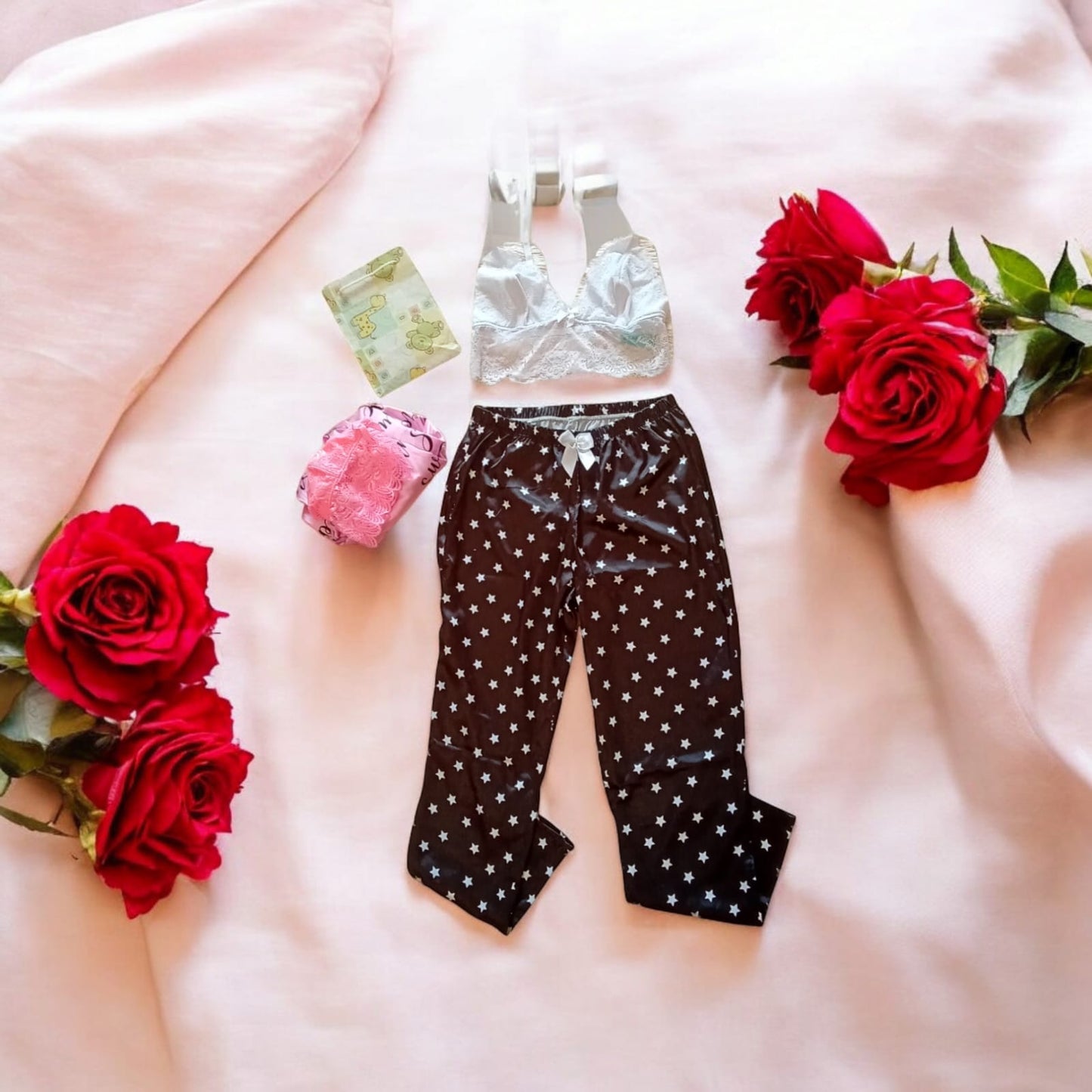 Pijama con pantalón satín y top de encaje