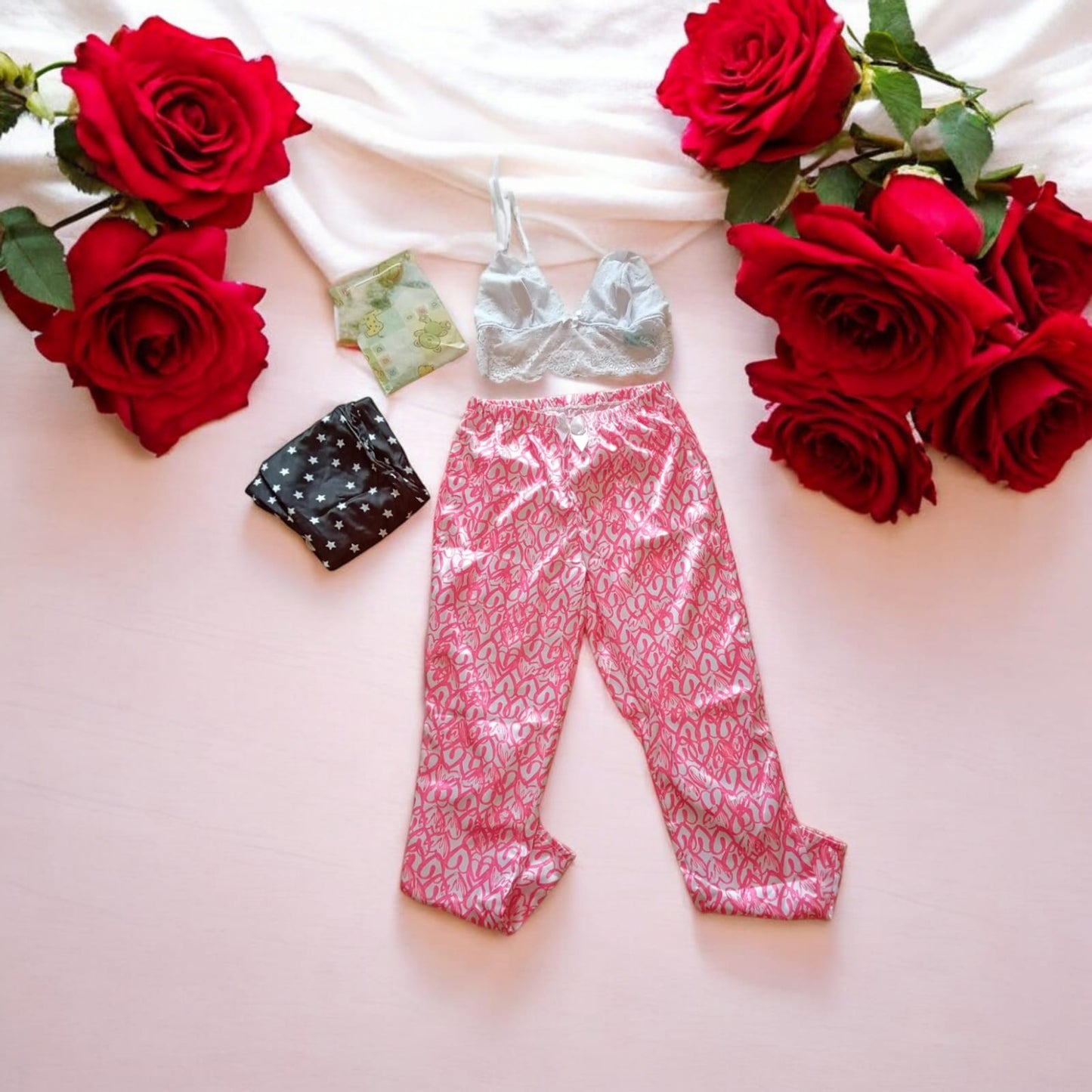 Pijama con pantalón satín y top de encaje