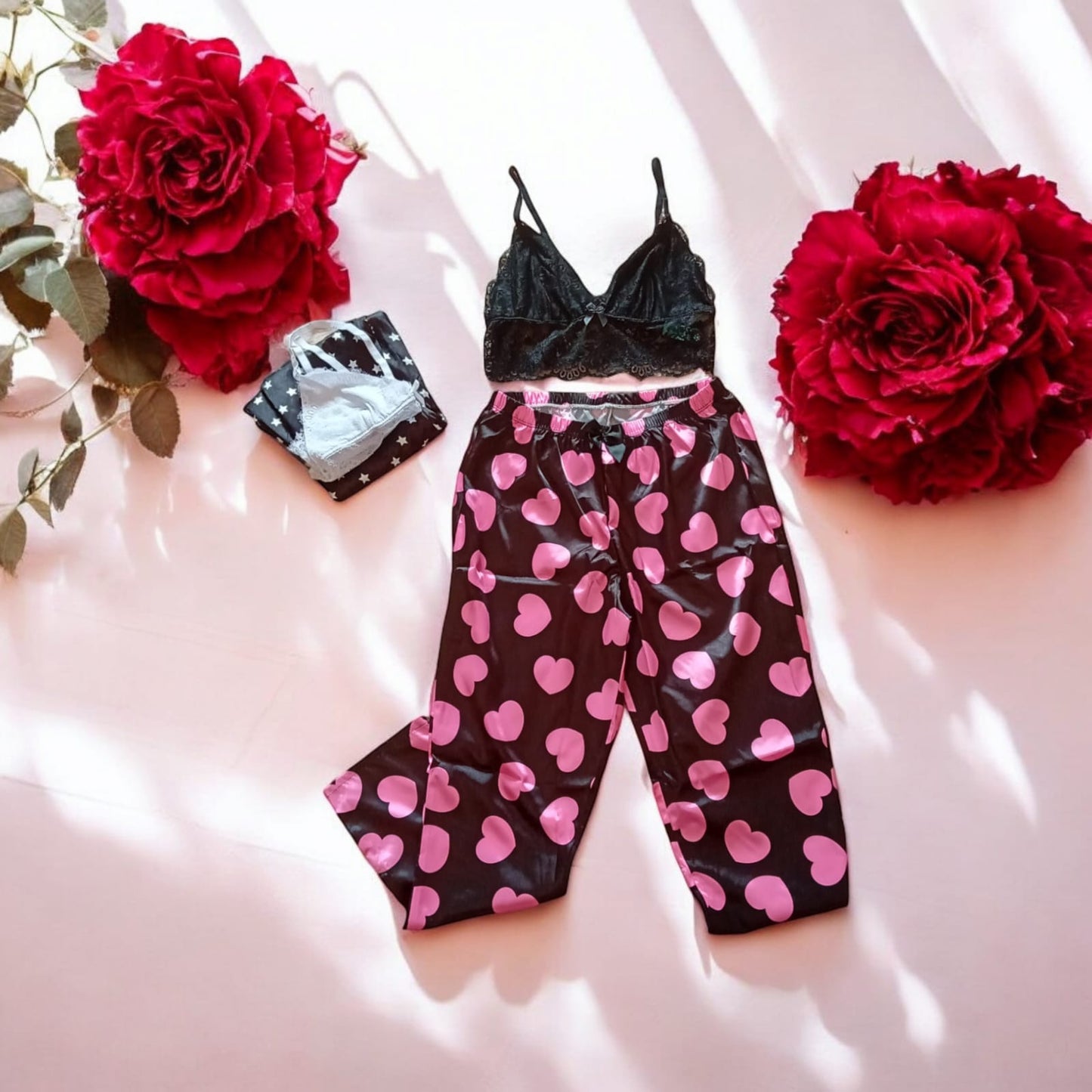 Pijama con pantalón satín y top de encaje